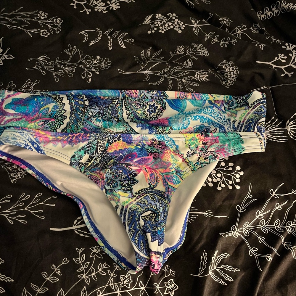 Size small
Victoria secret bikini bottoms!